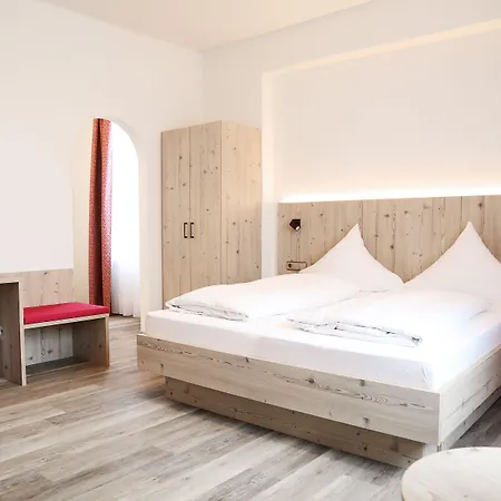 Hotel Neuenburger Hof 3*